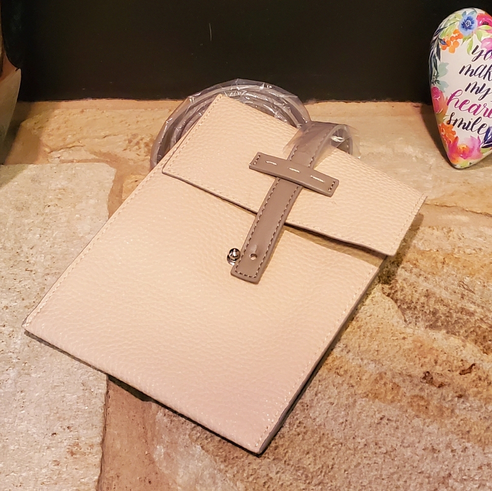 *NEW* Mary Kay Cross Body Bag